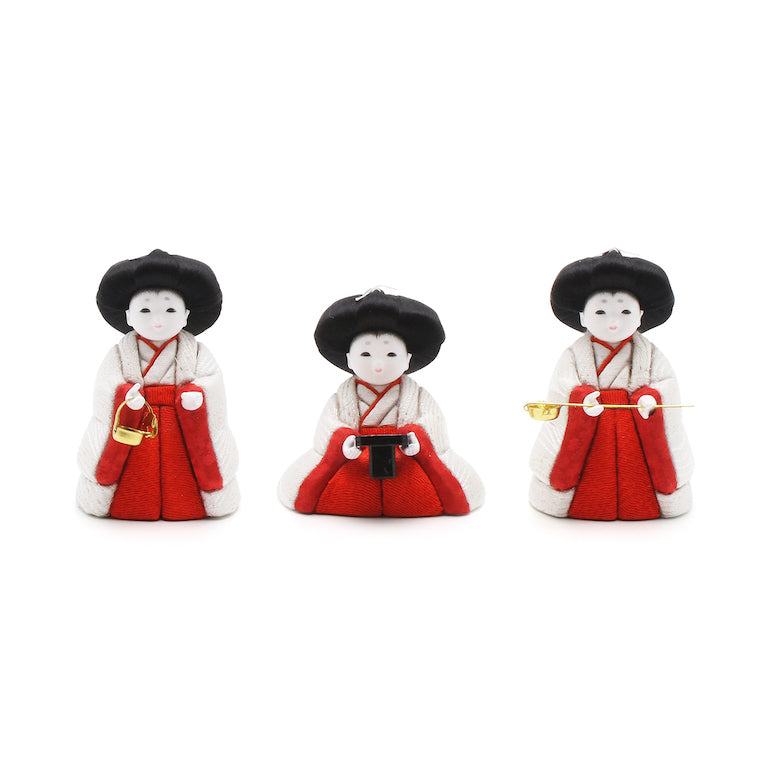 三人官女(KN-63) 三人官女 白地の金襴に深い朱の袴