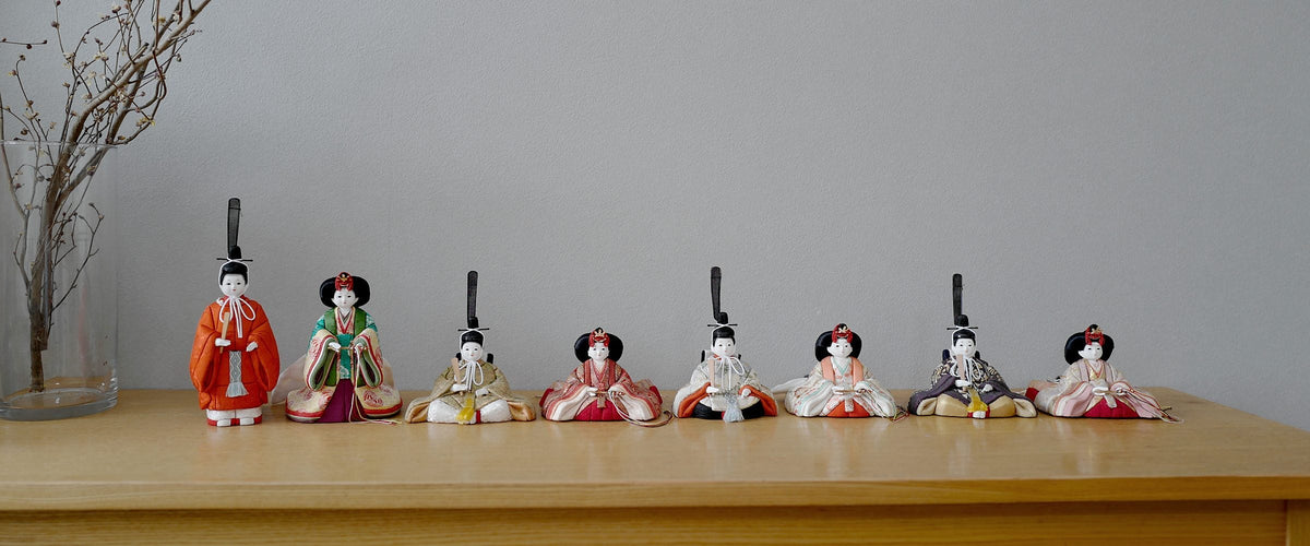 木のテーブルに並んだ雛人形｜工房ひな雛 商品一覧