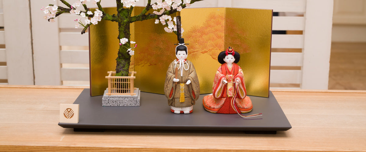 金屏風と桜に映える立雛飾り｜工房ひな雛