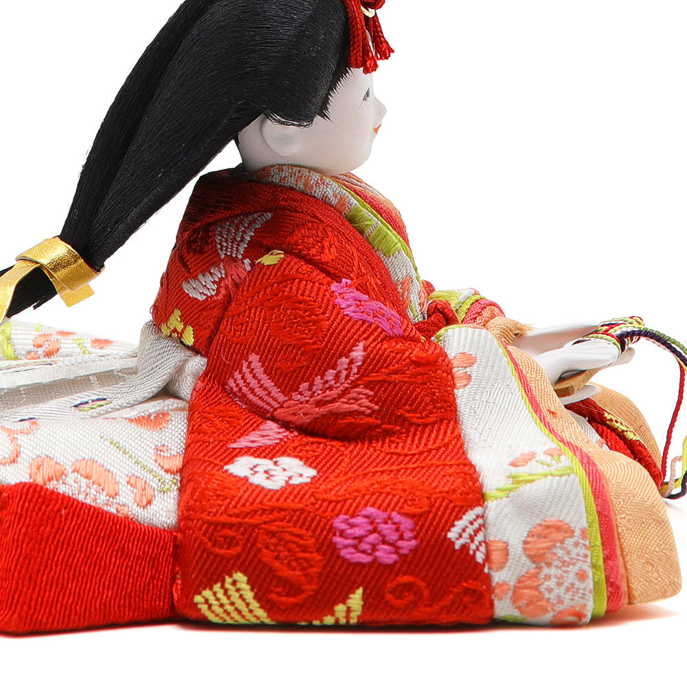 黄金色の袍と緋の唐衣、慶びの春の祝い装い 