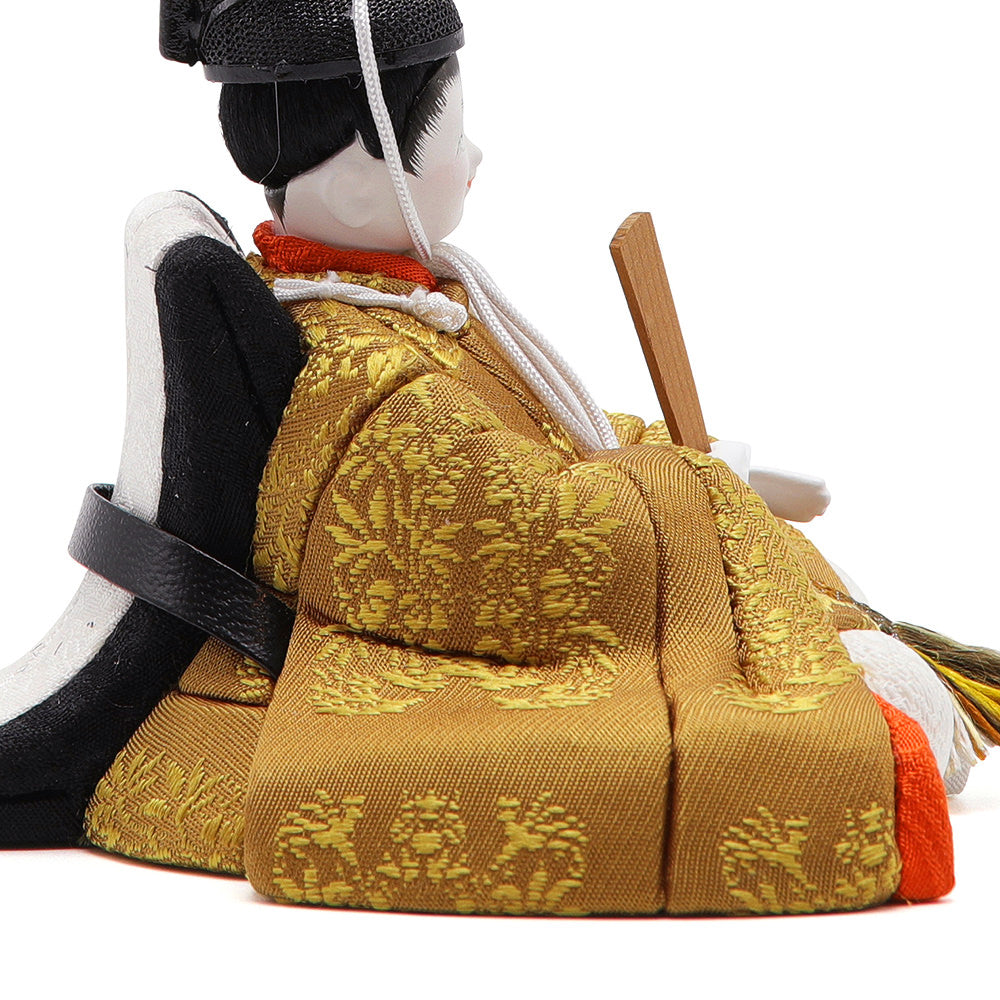 黄金色の袍と緋の唐衣、慶びの春の祝い装い 