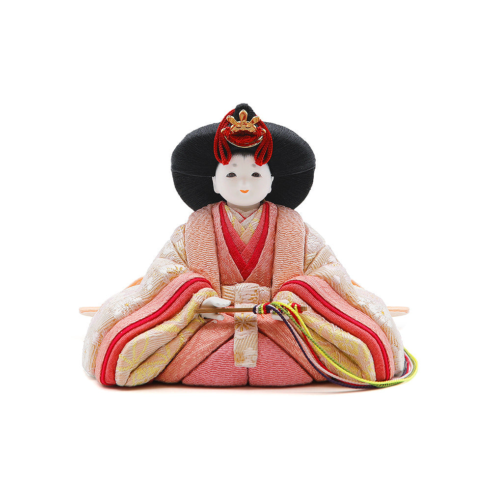 淡い花明かりの下、桜咲きそろう花見のお雛様