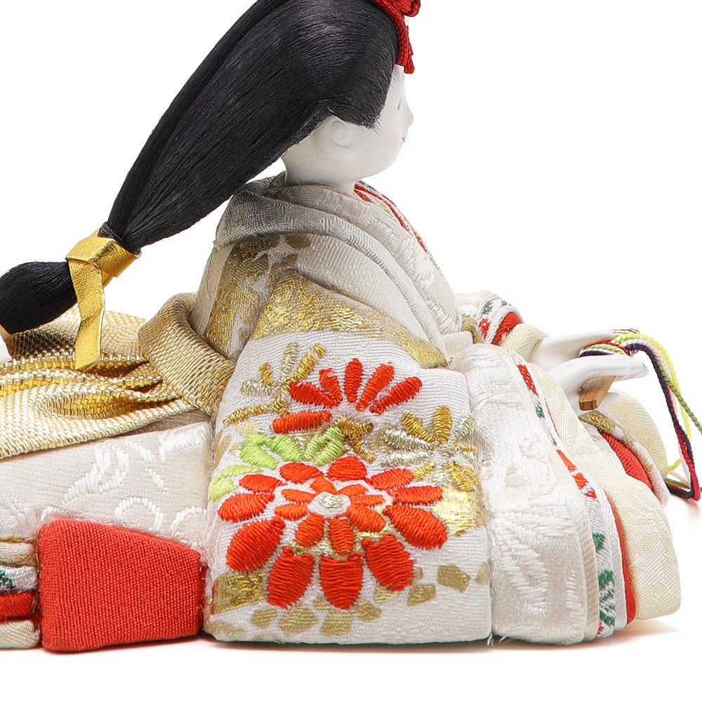 白と金に朱の菊、花の苑のようなお衣装 