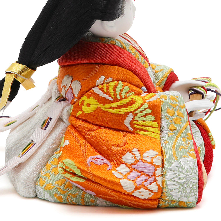 黒色・橙色・花色の華やかなお衣装 