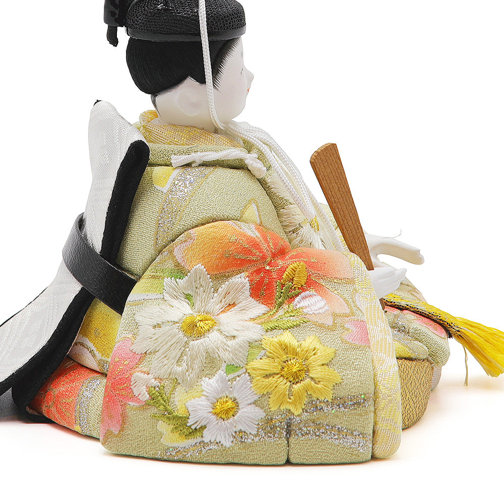 淡黄緑の地に春の花を立体刺繍した、華やぐお衣装