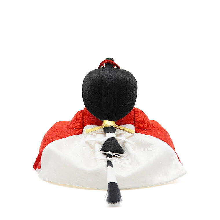 白と紅、祝いを寿ぐ晴れやかな親王様 