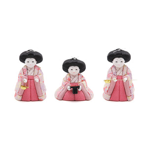 三人官女 (KN-70) 三人官女 紅梅色の地に花柄