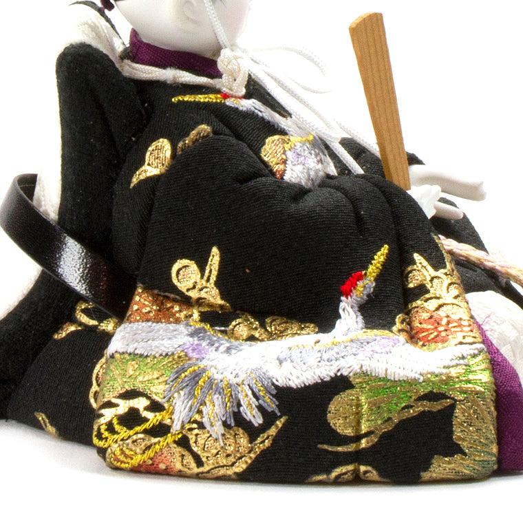 漆黒と桜色。格調と春めきが響き合う刺繍のお衣装 
