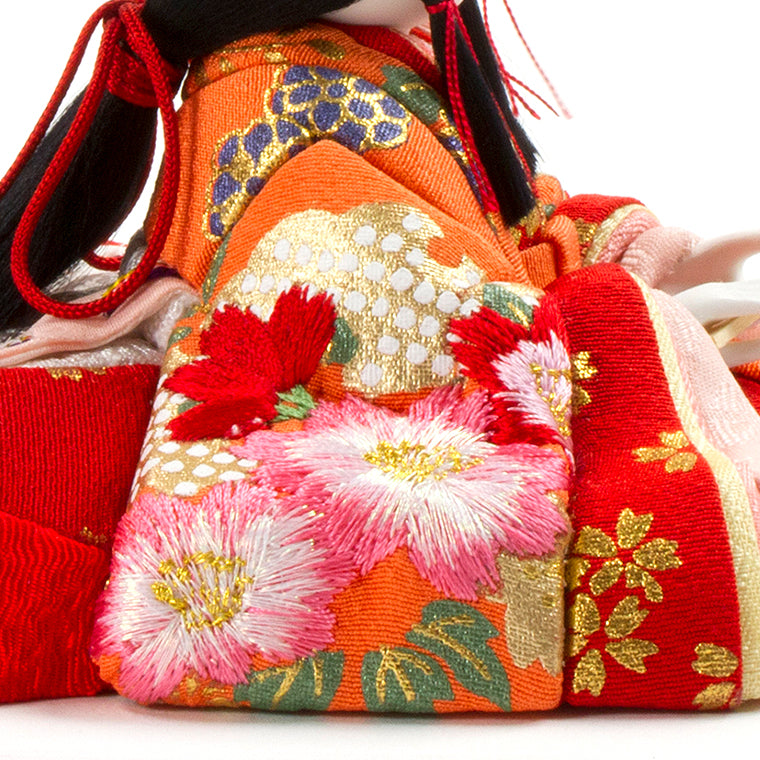 黒地に咲く菊、姫は朱に舞う花 